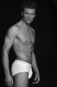 mathias secret story slip 196x300 Les 3 candidats de Secret Story qui aiment poser en lingerie et en slip