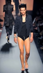 834 800wi 179x300 Simon Nessman est létoile montante du mannequinât masculin